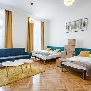 Apartamento Bpr Stylish Vagabond With Ac Hungría